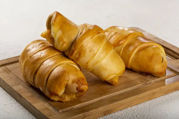 Traditionelle Frisch Gebackene Croissants Auf Dem Tisch — Stockfoto