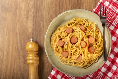 Dilimlenmiş sosis ve domates soslu makarna..