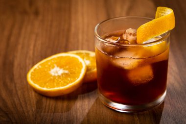 Ahşap arka planda portakallı Negroni kokteyli..