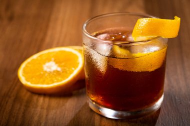 Ahşap arka planda portakallı Negroni kokteyli..