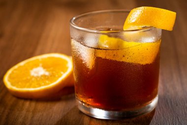 Ahşap arka planda portakallı Negroni kokteyli..