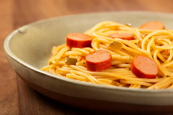 Špagety Těstoviny Krájenou Klobásou Rajčatovou Omáčkou — Stock fotografie
