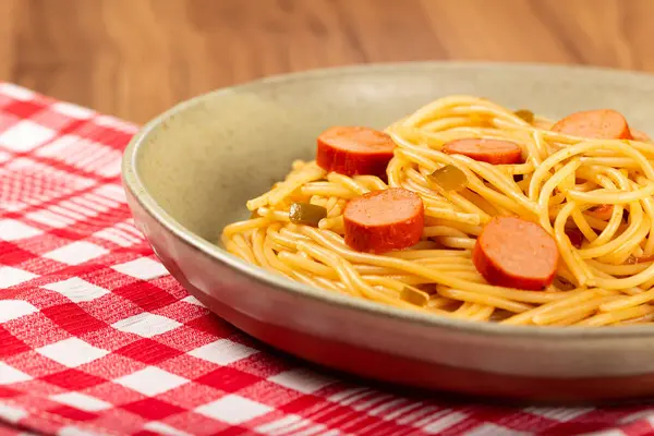 Macarrão Espaguete Com Salsicha Fatiada Molho Tomate — Fotografia de Stock