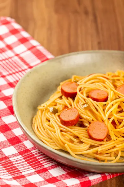 Makaron Spaghetti Kiełbasą Plasterkach Sosem Pomidorowym — Zdjęcie stockowe