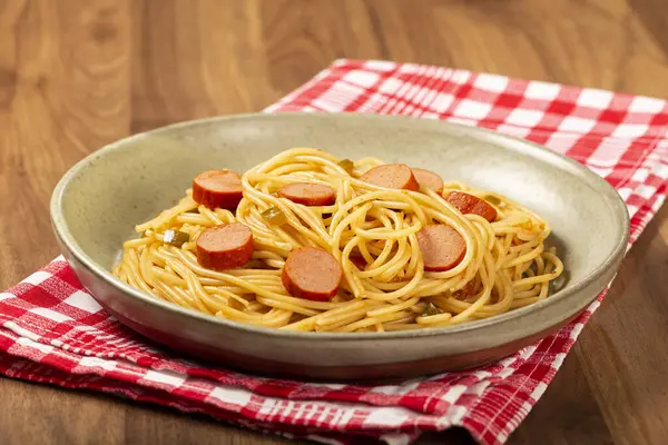 Spaghettipasta Med Skivad Korv Och Tomatsås — Stockfoto