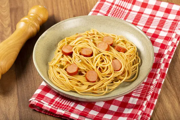 Makaron Spaghetti Kiełbasą Plasterkach Sosem Pomidorowym — Zdjęcie stockowe