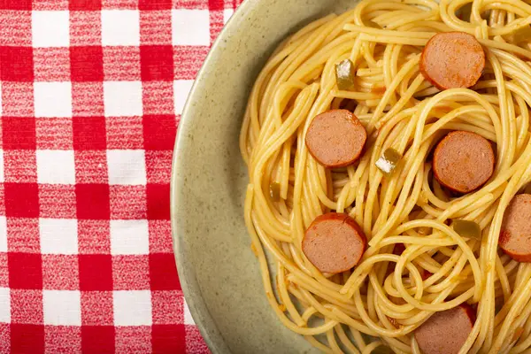 Spaghetti Pasta Met Gesneden Worst Tomatensaus — Stockfoto