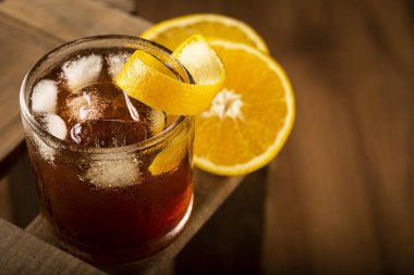 Ahşap arka planda portakallı Negroni kokteyli..