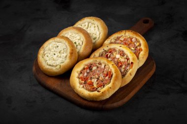 Masada Arap eti ve peyniri var..