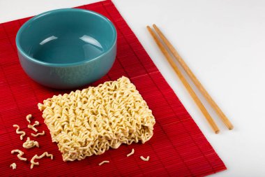 Beyaz arkaplanda çiğ erişte.