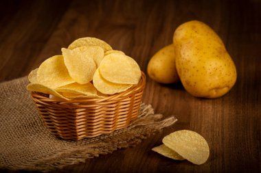 Tahta masada lezzetli kızarmış patates kızartması..