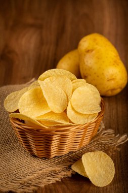 Tahta masada lezzetli kızarmış patates kızartması..