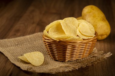 Tahta masada lezzetli kızarmış patates kızartması..