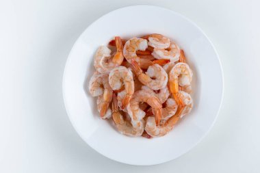 Beyaz arka planda taze çiğ karidesler.