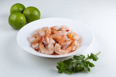 Beyaz arka planda taze çiğ karidesler.