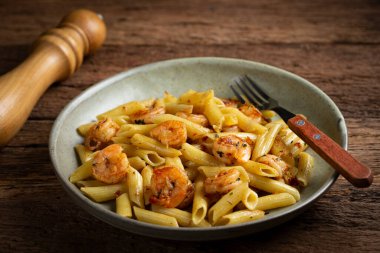 Izgara karidesli makarna..