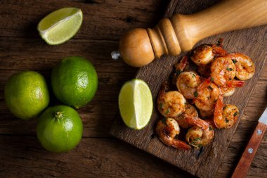 Ahşap arka planda lezzetli ızgara karidesler..