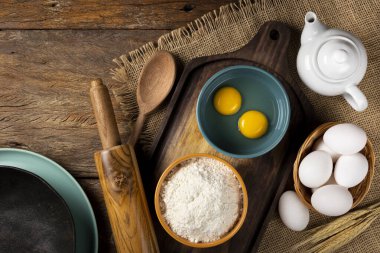 Masaya pasta yapmak için gerekli malzemeler..