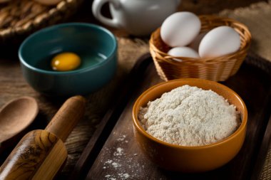 Masaya pasta yapmak için gerekli malzemeler..