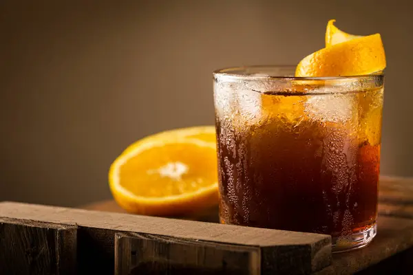 Negroni Cocktail Met Sinaasappel Houten Achtergrond — Stockfoto
