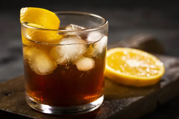 Negroni Cocktail Met Oranje Donkere Achtergrond — Stockfoto