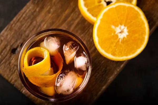 Koyu arkaplanda portakallı Negroni kokteyli.