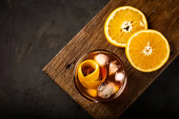 Коктейль Негрони Апельсином Тёмном Фоне — стоковое фото