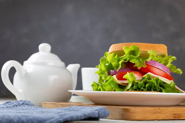 Natürliches Sandwich Sandwich Mit Käse Schinken Salat Tomaten Und Roten — Stockfoto