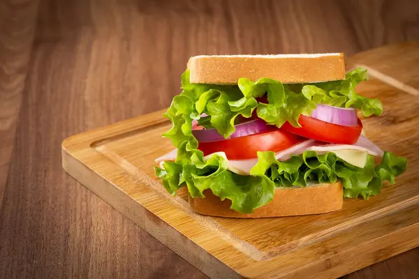 Sandwich Natural Sandwich Con Queso Jamón Lechuga Tomate Cebolla Roja —  Fotos de Stock