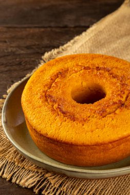 Masada nefis mısır keki var. Tipik Brezilya pastası..