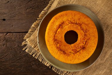 Masada nefis mısır keki var. Tipik Brezilya pastası..