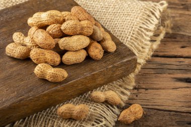 Ahşap arka planda kurumuş fıstık..