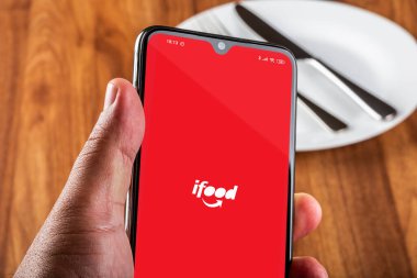 Akıllı telefondan yemek teslimatı uygulaması.