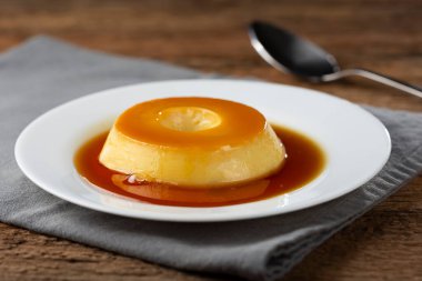 Sütlü puding ya da pudim de leite. Geleneksel Brezilya tatlısı..