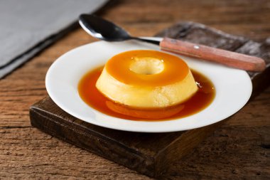 Sütlü puding ya da pudim de leite. Geleneksel Brezilya tatlısı..