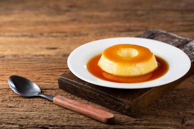 Sütlü puding ya da pudim de leite. Geleneksel Brezilya tatlısı..