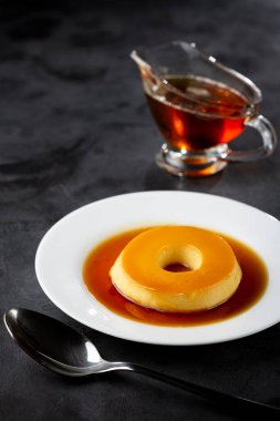 Sütlü puding ya da pudim de leite. Geleneksel Brezilya tatlısı..