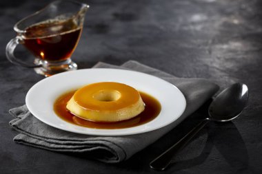 Sütlü puding ya da pudim de leite. Geleneksel Brezilya tatlısı..