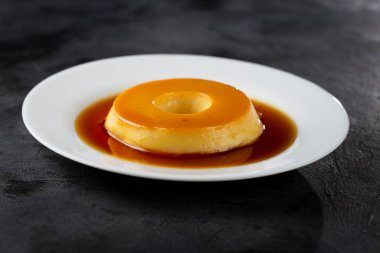 Sütlü puding ya da pudim de leite. Geleneksel Brezilya tatlısı..