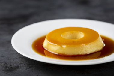 Sütlü puding ya da pudim de leite. Geleneksel Brezilya tatlısı..