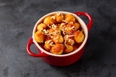 Domates soslu Gnocchi ve rendelenmiş parmesan peyniri..