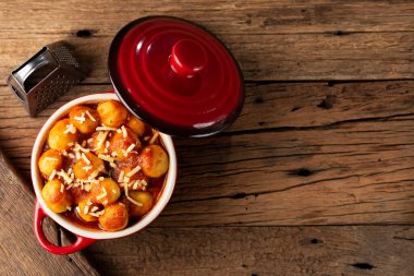 Domates soslu Gnocchi ve rendelenmiş parmesan peyniri..