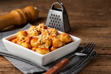 Domates soslu Gnocchi ve rendelenmiş parmesan peyniri..