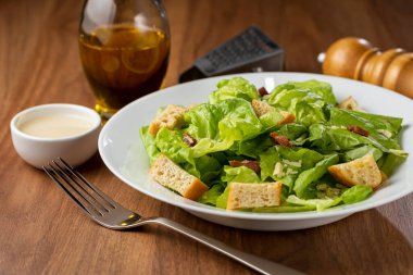 Sezar salatası, kızarmış ekmek ve pastırma..