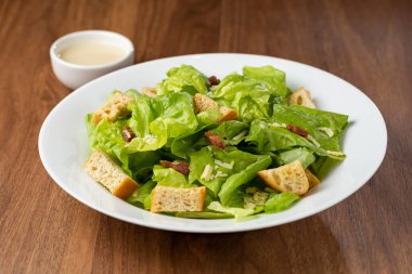 Sezar salatası, kızarmış ekmek ve pastırma..