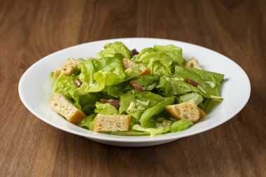 Sezar salatası, kızarmış ekmek ve pastırma..