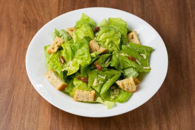 Sezar salatası, kızarmış ekmek ve pastırma..