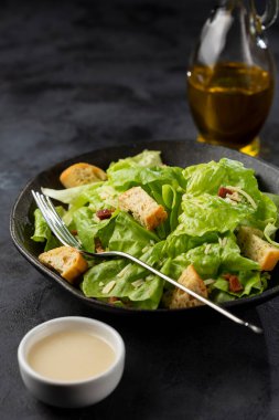 Sezar salatası, kızarmış ekmek ve pastırma..