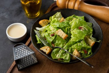 Sezar salatası, kızarmış ekmek ve pastırma..