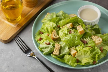 Sezar salatası, kızarmış ekmek ve pastırma..